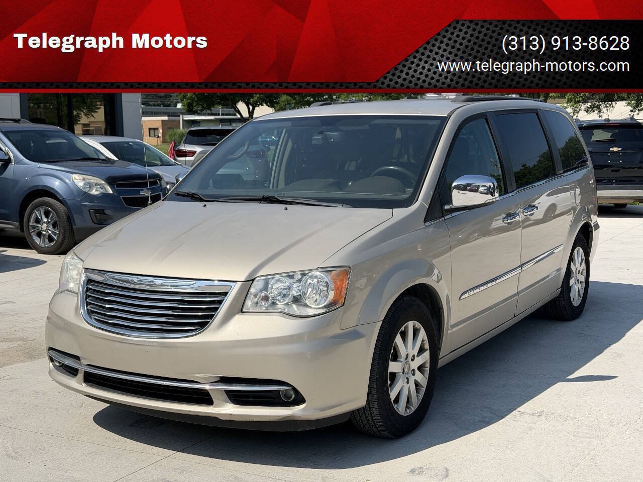 Used 2012 Chrysler Town & Country Touring-L w/ Entertainment Group #2 FWD image 1
