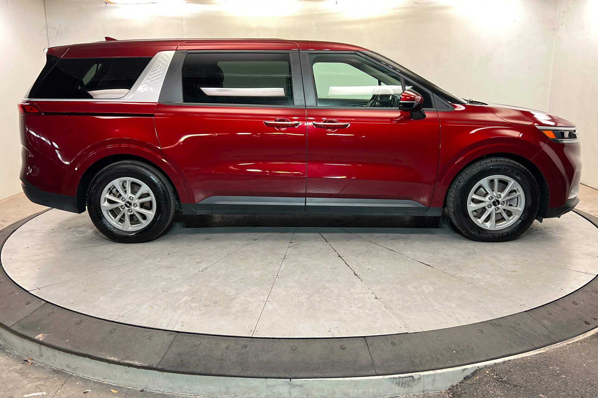 Used 2024 Kia Carnival LX image 7