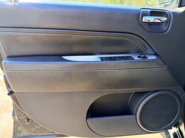Used 2017 Jeep Compass Latitude FWD image 14
