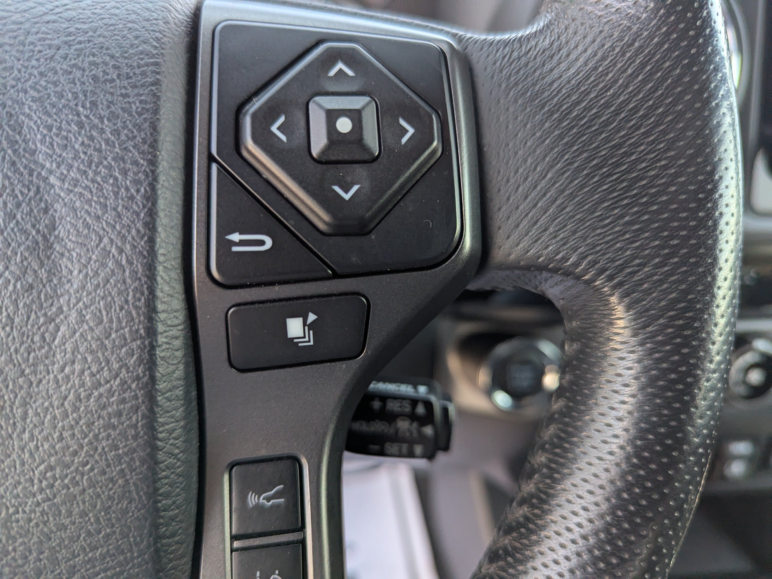 Used 2018 Toyota Tacoma TRD Off-Road w/ Technology Package AWD/4WD image 17
