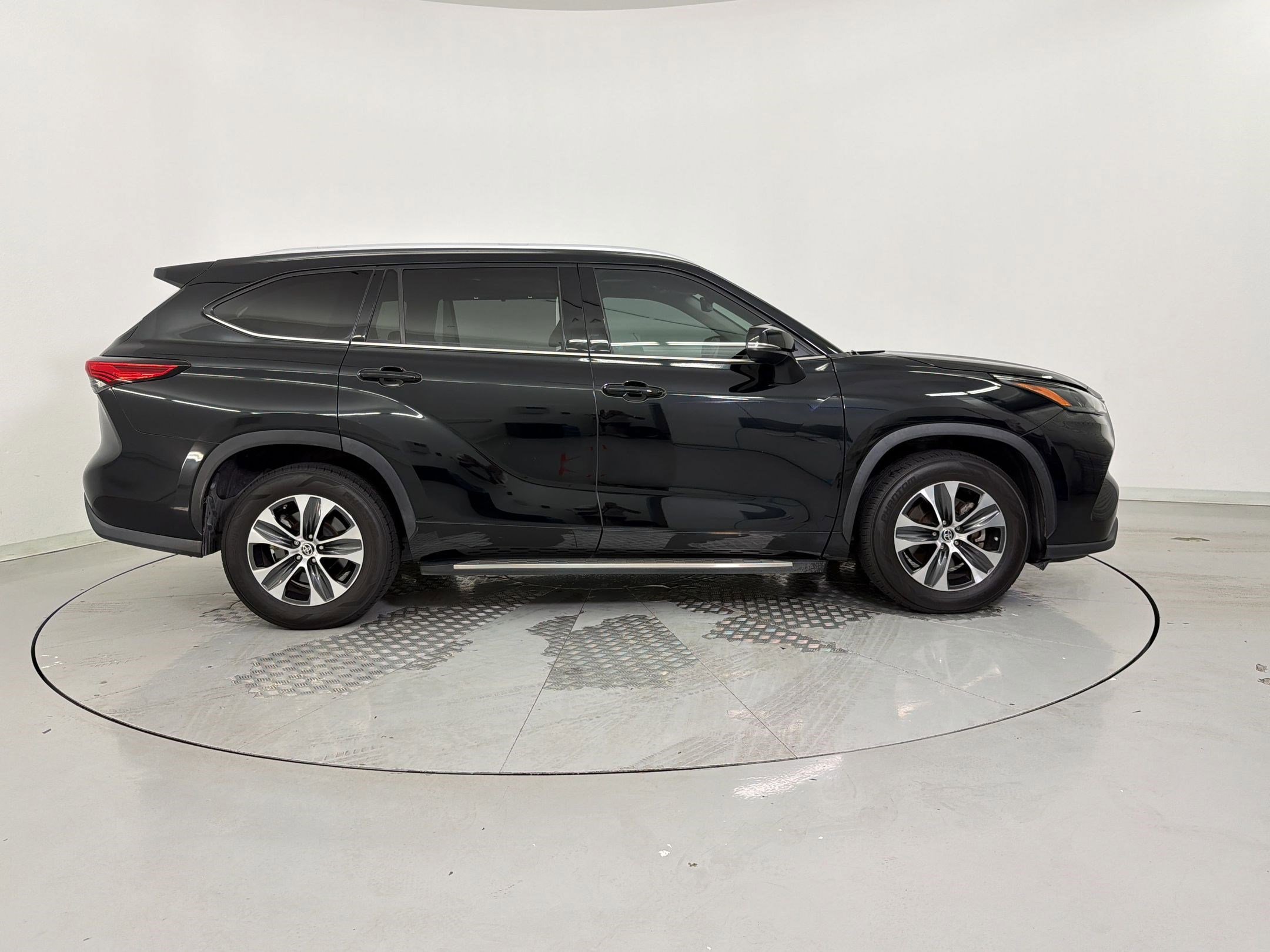 Used 2022 Toyota Highlander XLE FWD image 8