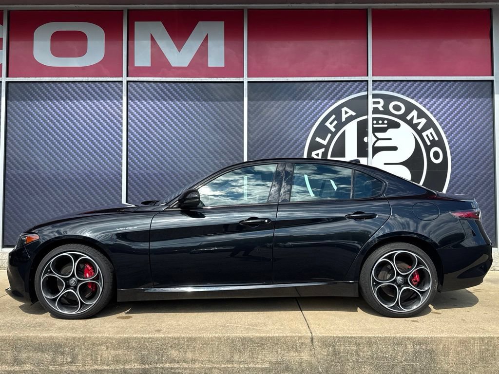Used 2024 Alfa Romeo Giulia Veloce AWD/4WD image 15