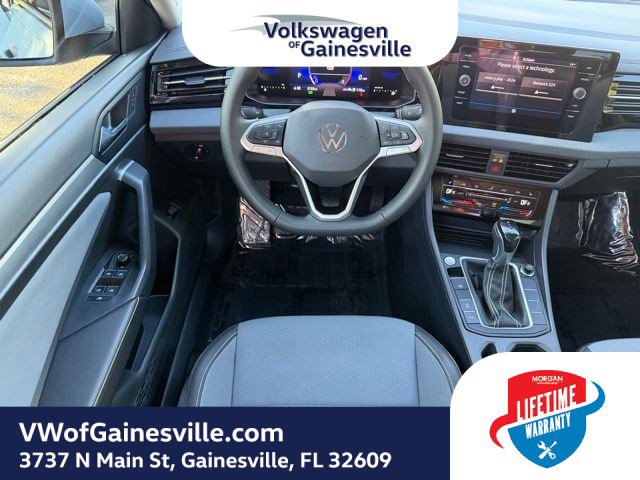 Used 2025 Volkswagen Jetta SE image 14