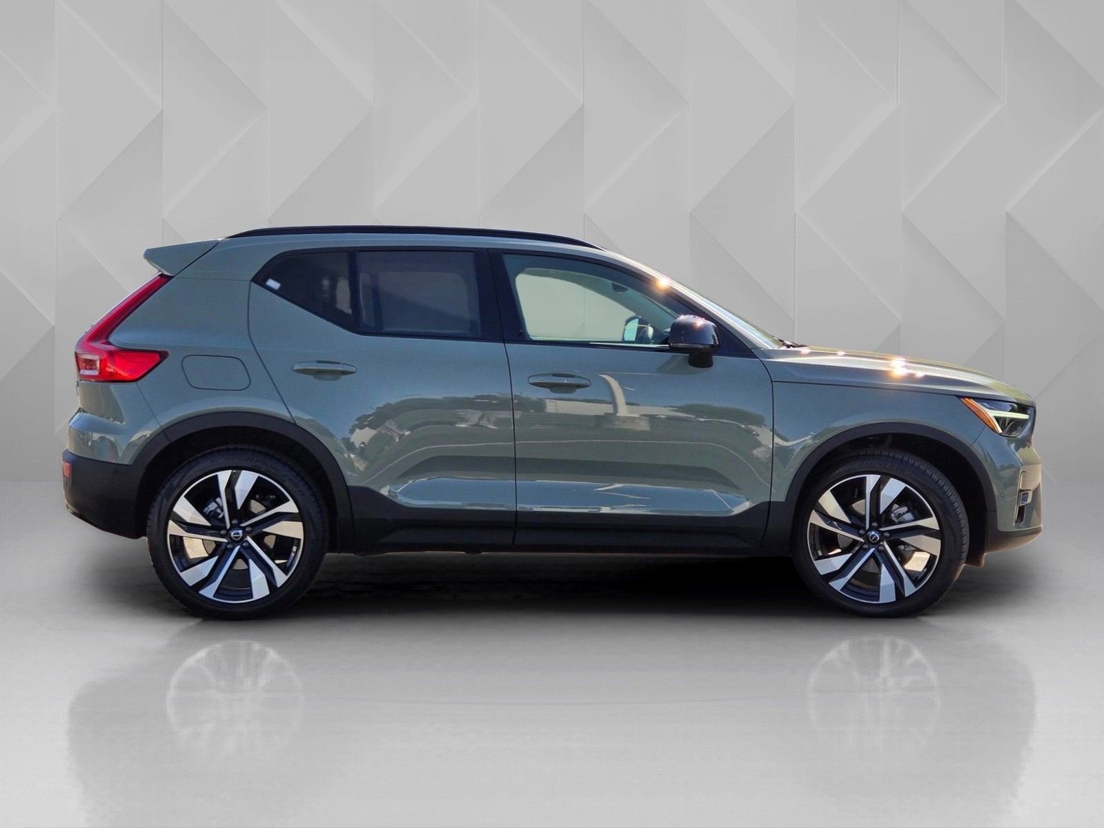 Certified 2025 Volvo XC40 B5 Plus image 7