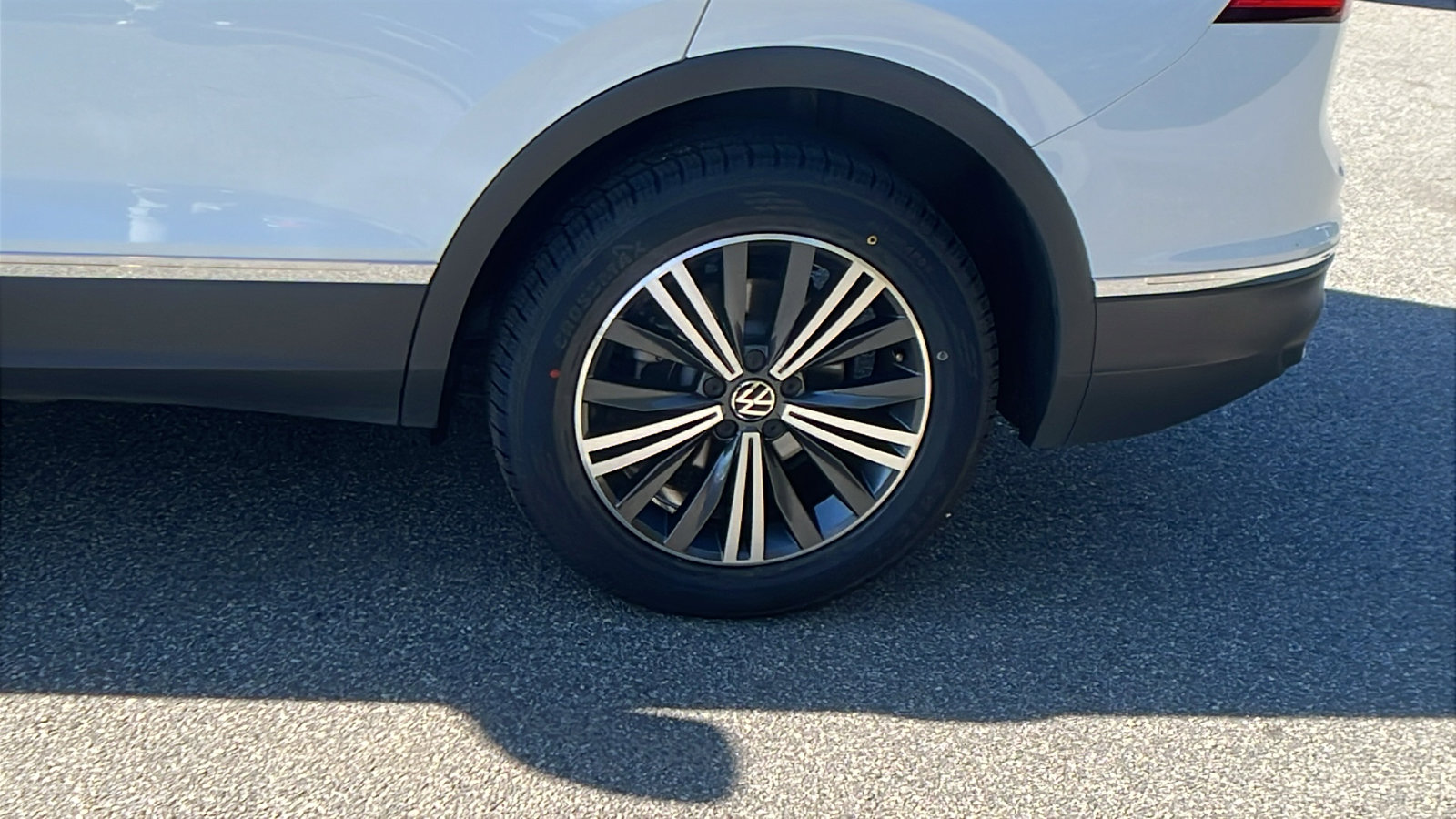 Used 2024 Volkswagen Tiguan SE image 12