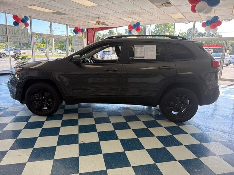 Used 2018 Jeep Cherokee Latitude w/ Altitude Package AWD/4WD image 4