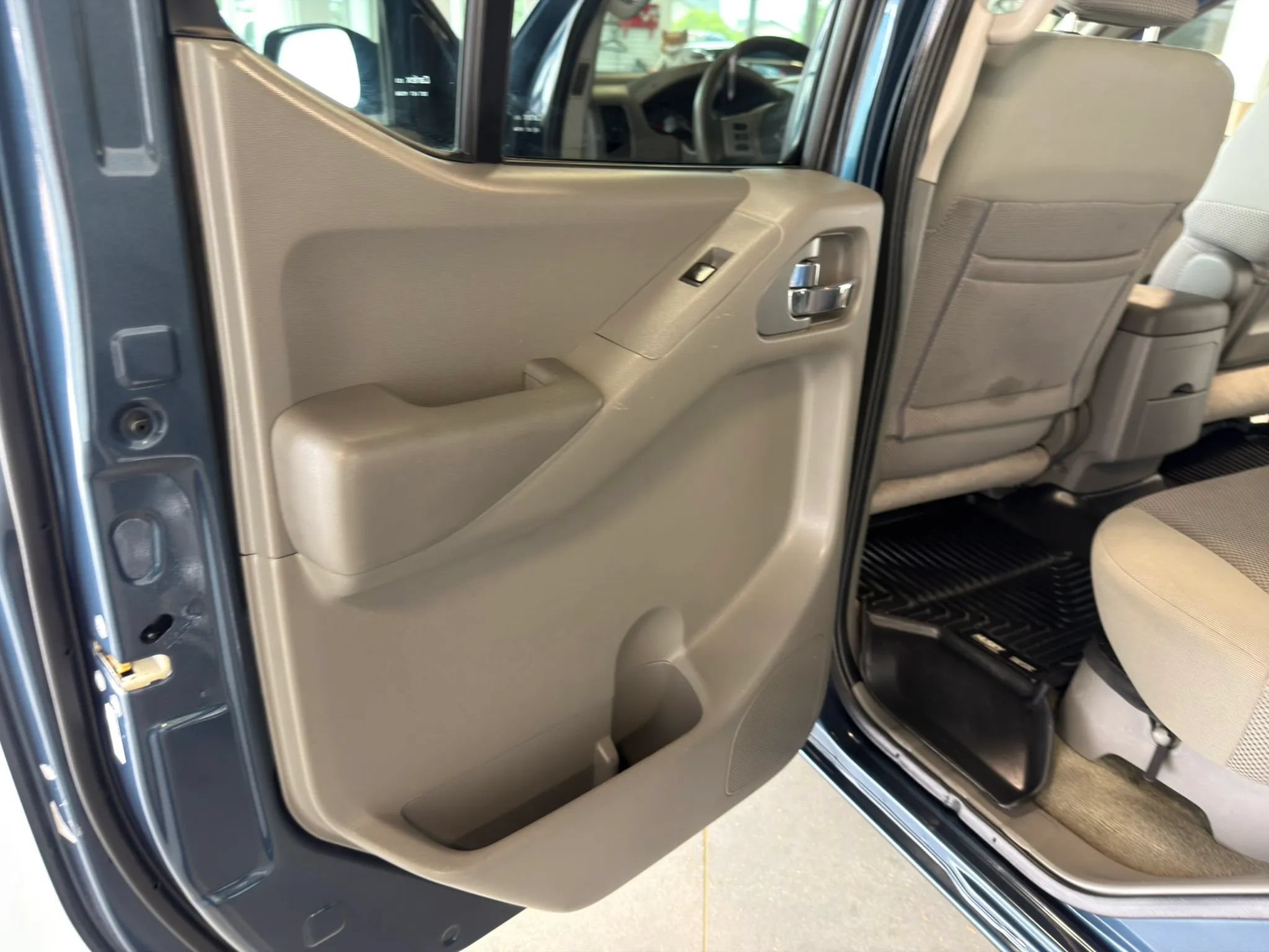 Used 2013 Nissan Frontier SV w/ SV Value Truck Pkg AWD/4WD image 18