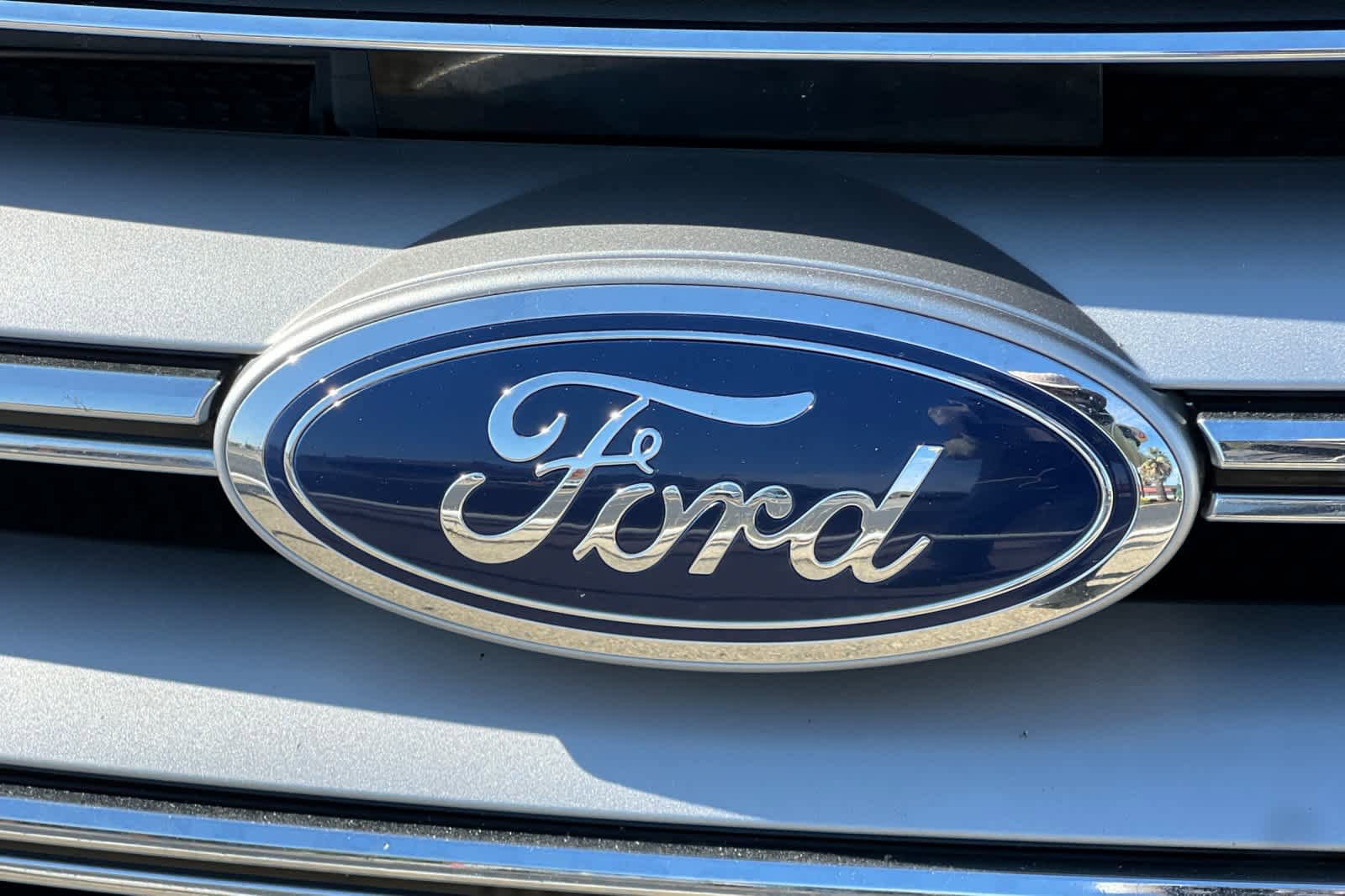 Used 2018 Ford Edge Titanium FWD image 13