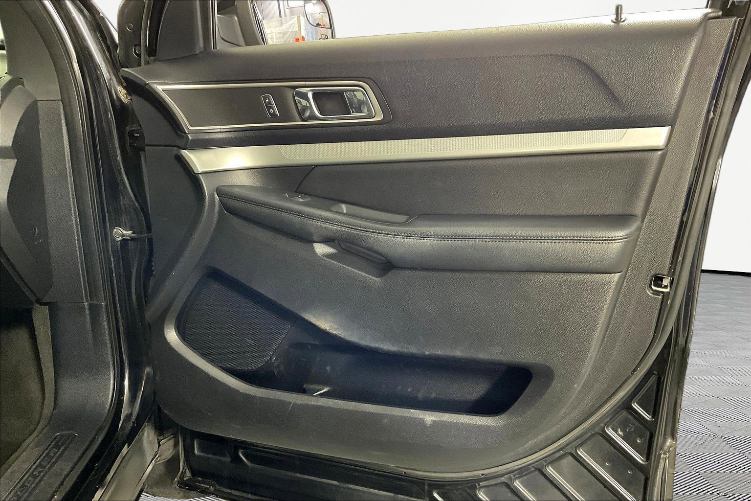 Used 2016 Ford Explorer XLT w/ Equipment Group 202A image 28