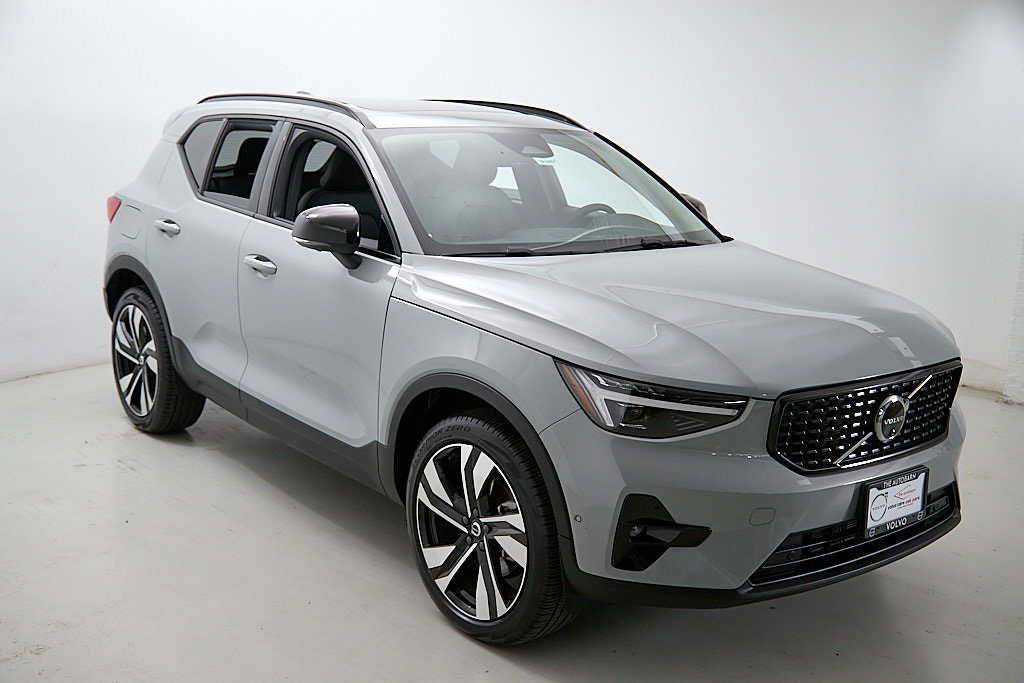 Certified 2025 Volvo XC40 B5 Ultra AWD/4WD image 4