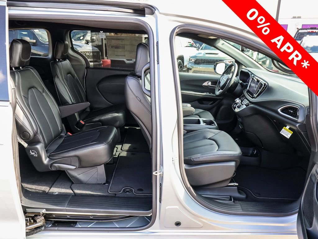 New 2026 Chrysler Pacifica Select image 13
