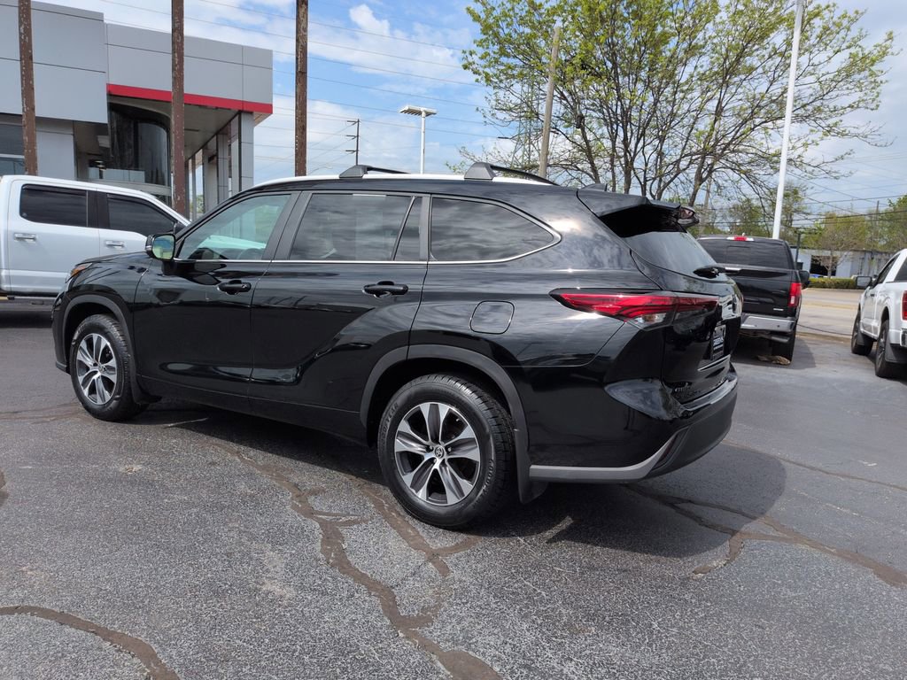 Used 2023 Toyota Highlander XLE image 3