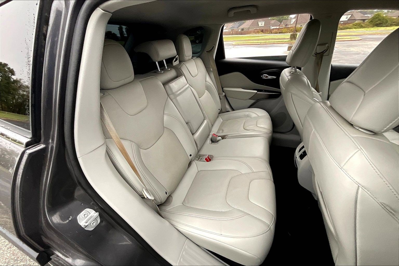 Used 2019 Jeep Cherokee Limited w/ Technology Group image 15