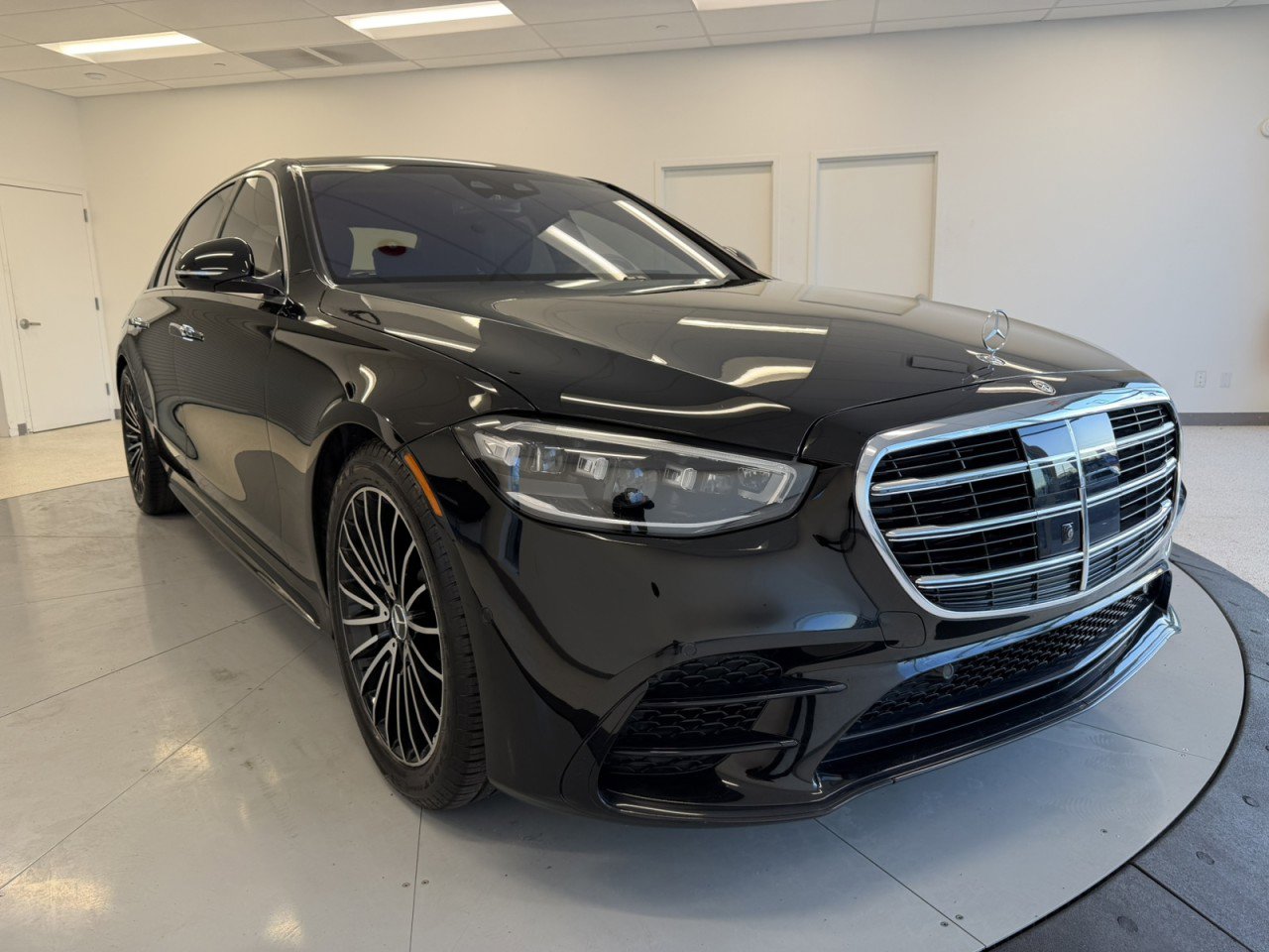 Used 2022 Mercedes-Benz S 580 4MATIC Sedan image 1