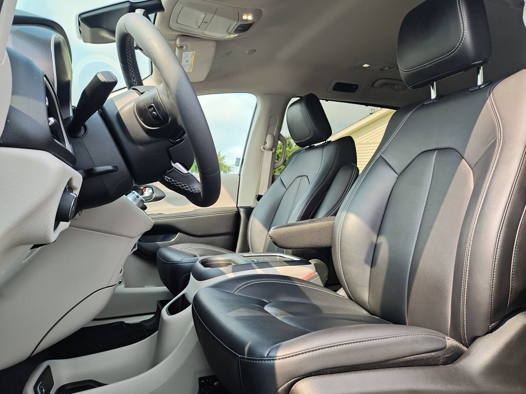 Used 2024 Chrysler Pacifica Touring-L FWD image 13