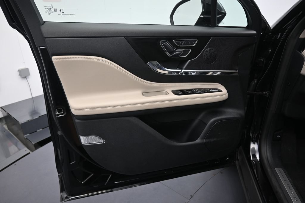 Used 2025 Lincoln Corsair AWD image 9