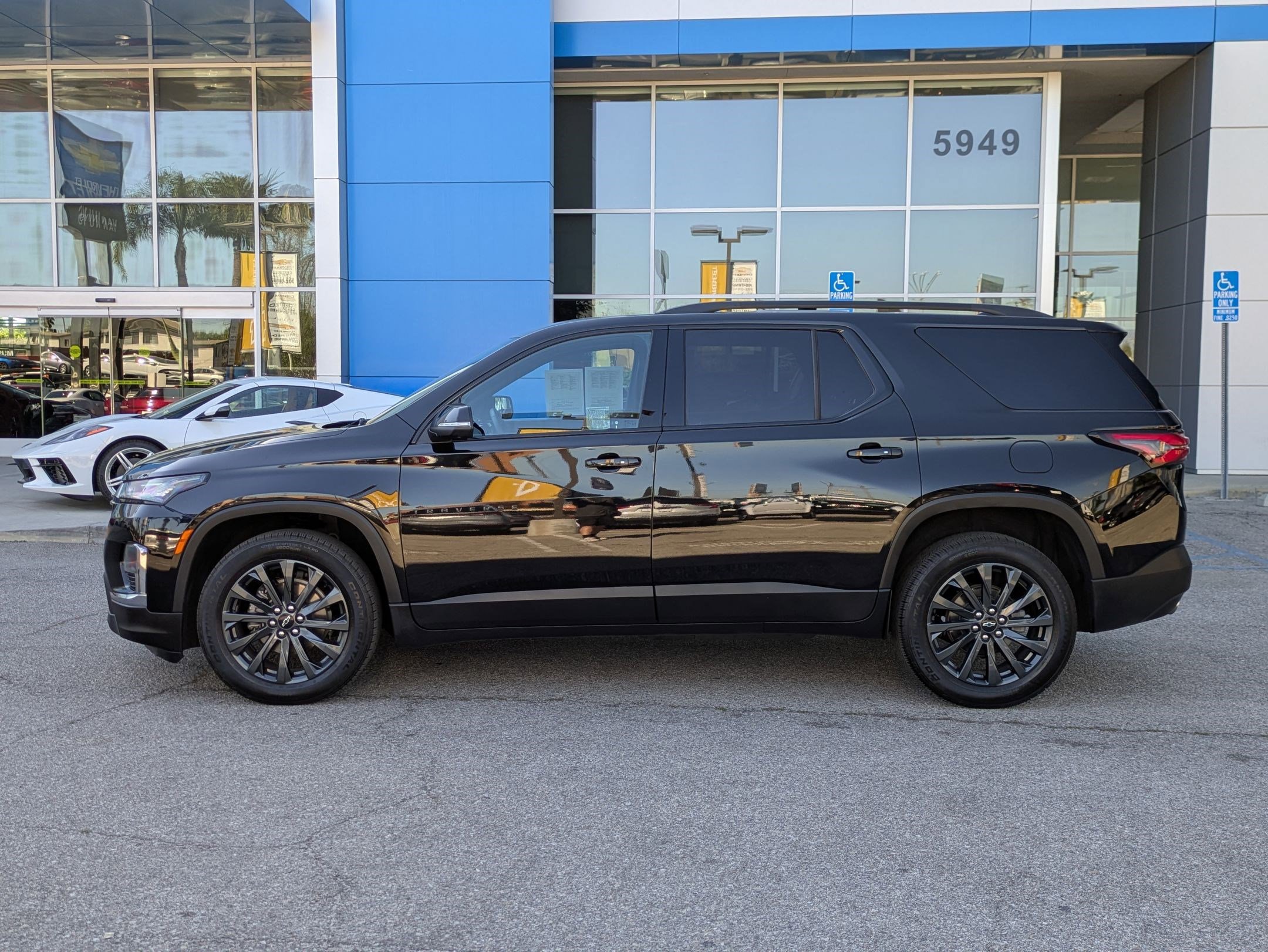 Used 2023 Chevrolet Traverse RS image 8