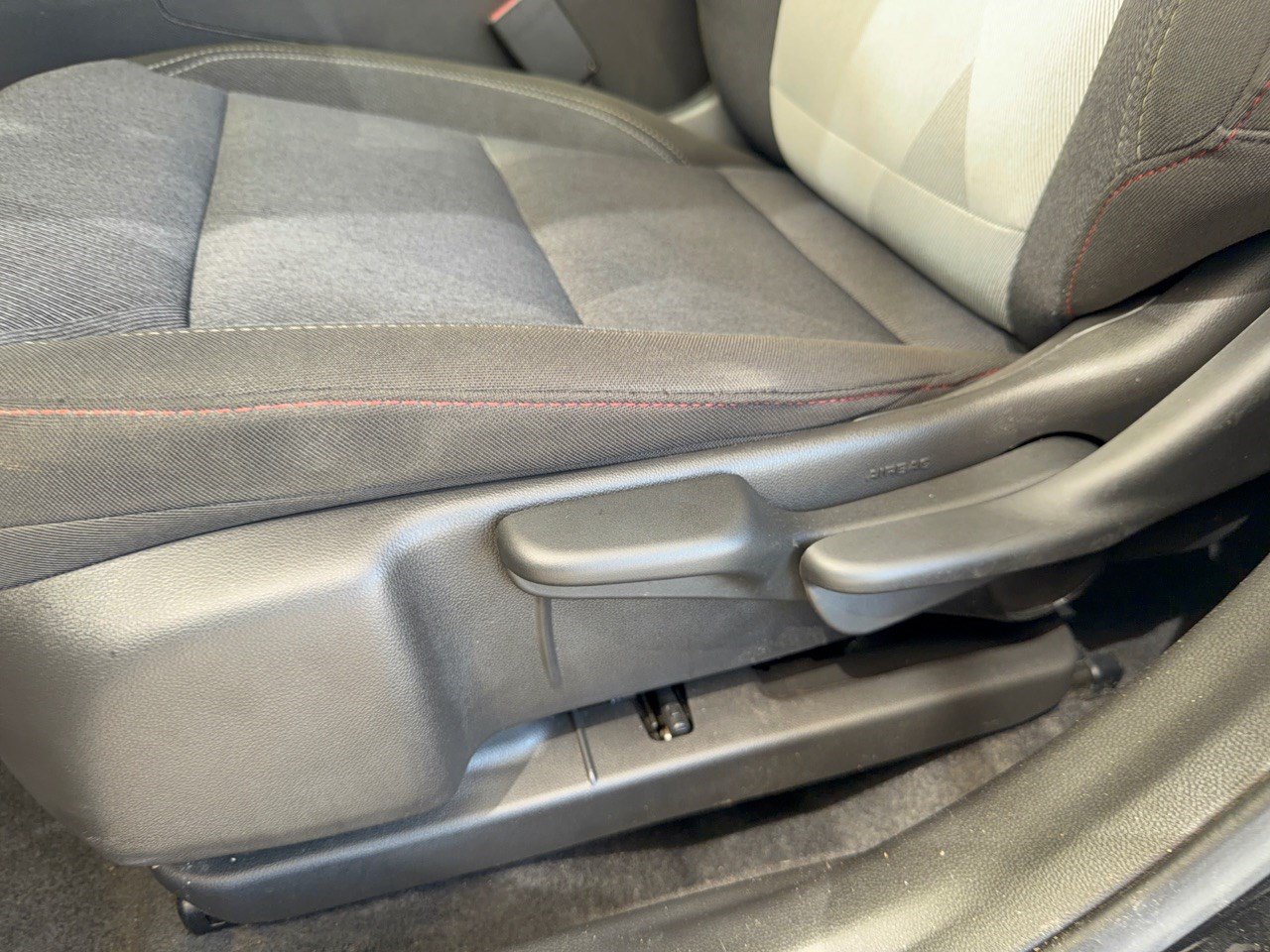 Certified 2025 Chevrolet Trax RS w/ Sunroof Package FWD image 16