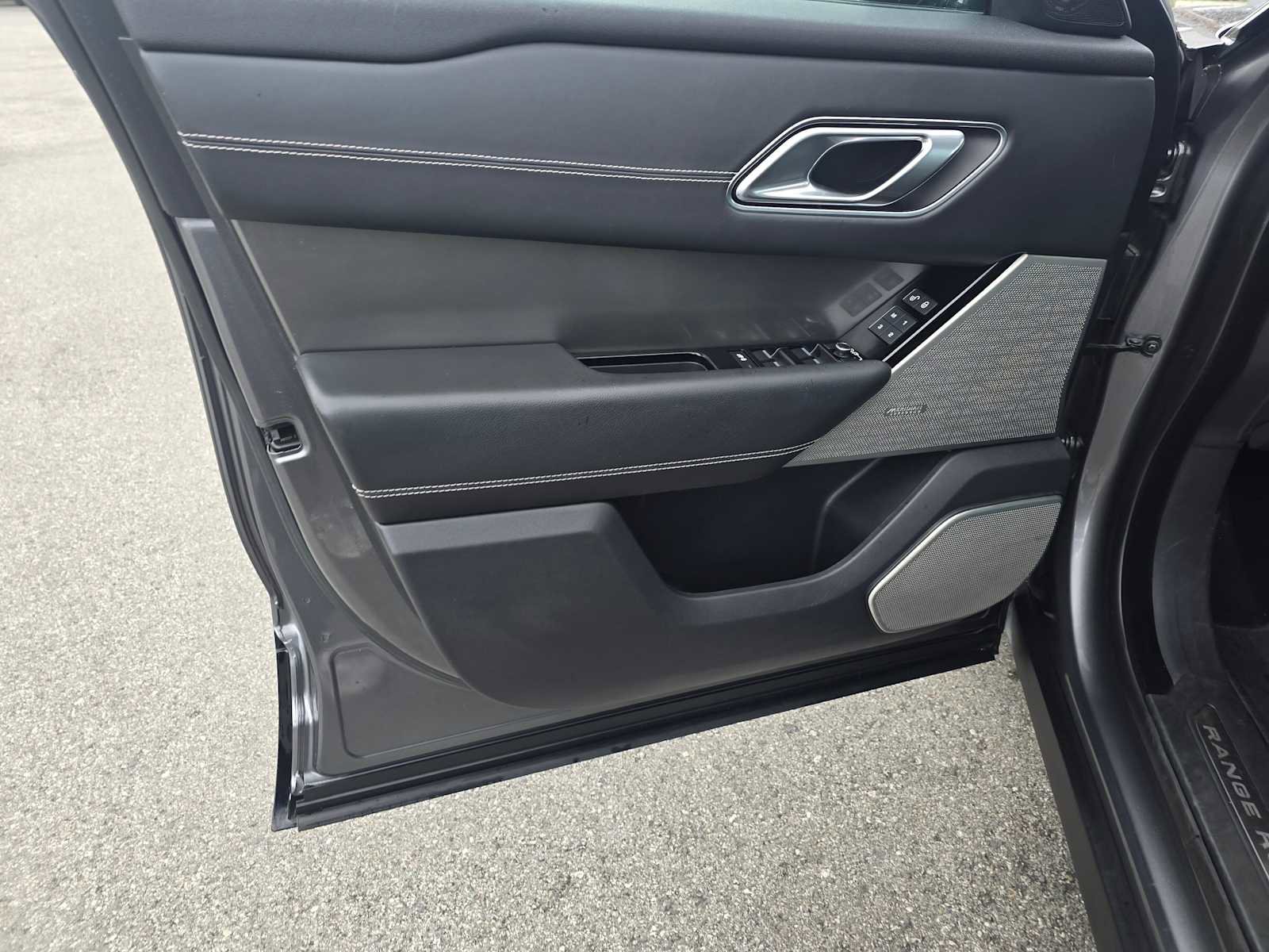 Used 2018 Land Rover Range Rover Velar R-Dynamic SE image 24