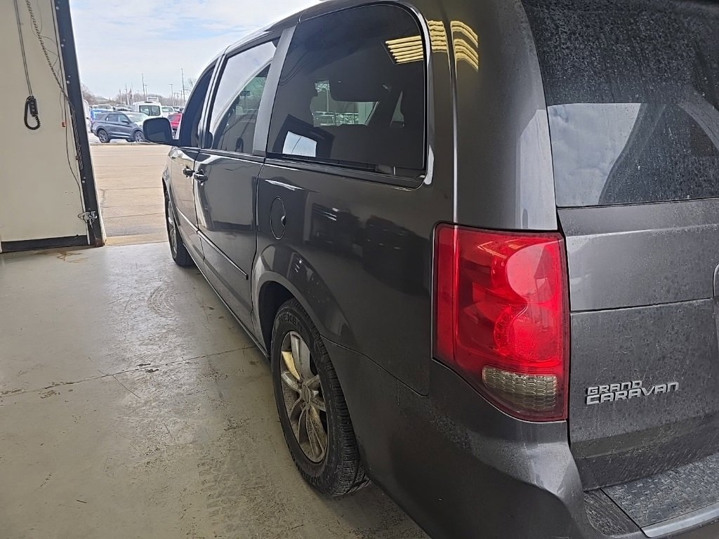 Used 2016 Dodge Grand Caravan SXT image 3