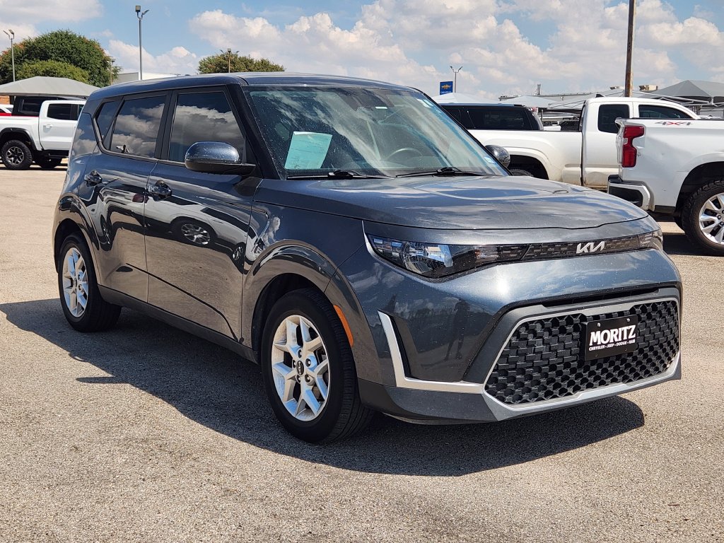 Certified 2023 Kia Soul LX w/ LX Technology Package FWD image 3