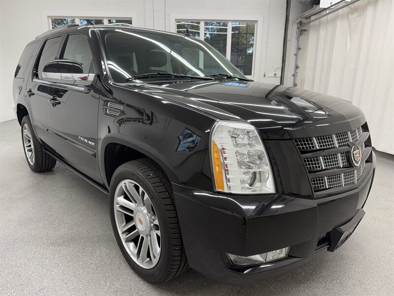Used 2014 Cadillac Escalade Premium AWD/4WD image 3