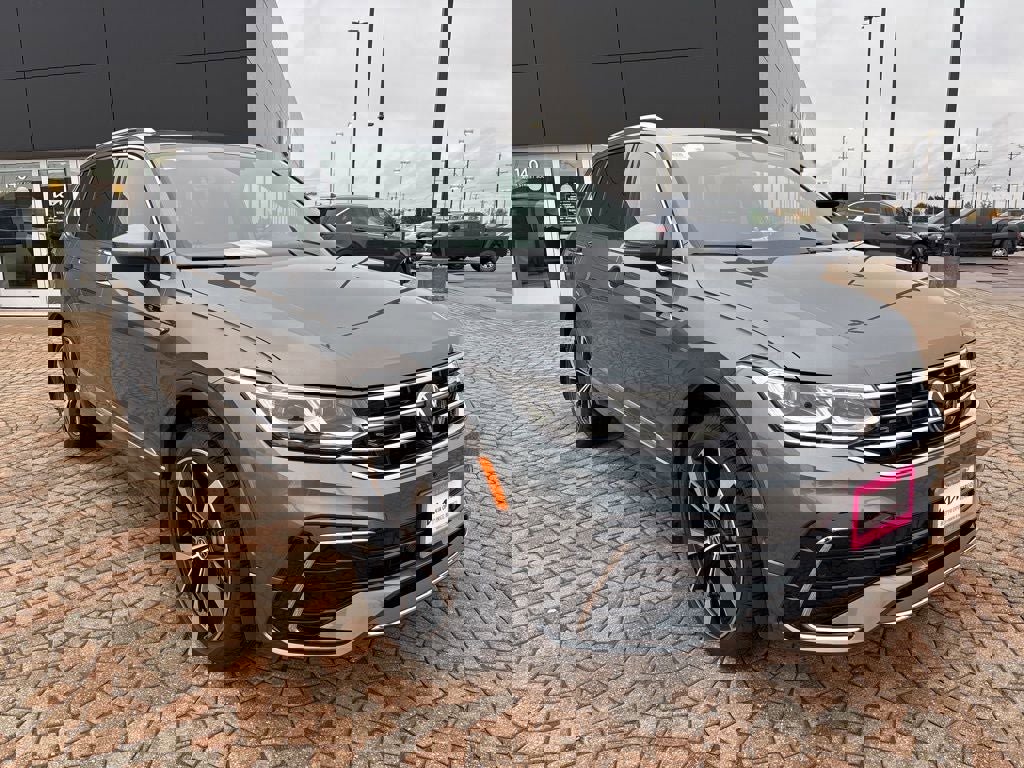 Used 2024 Volkswagen Tiguan SEL R-Line image 3