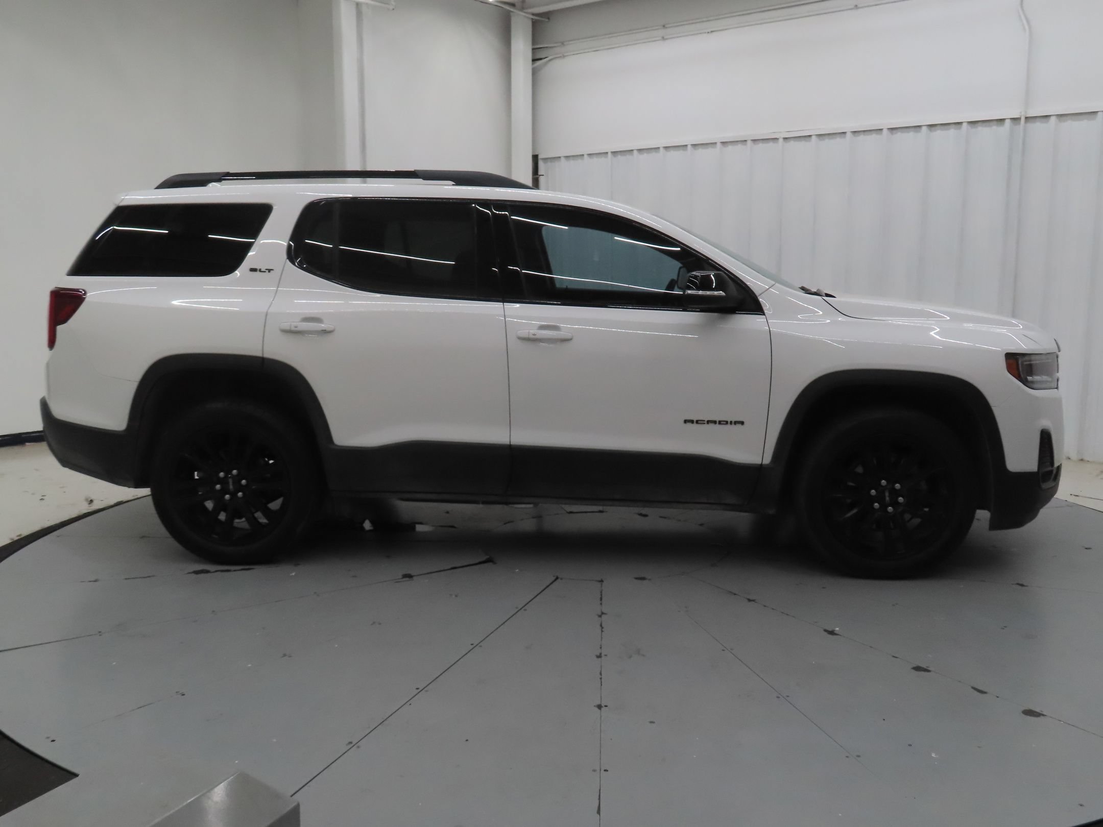 Used 2023 GMC Acadia SLT w/ Elevation Edition FWD image 2