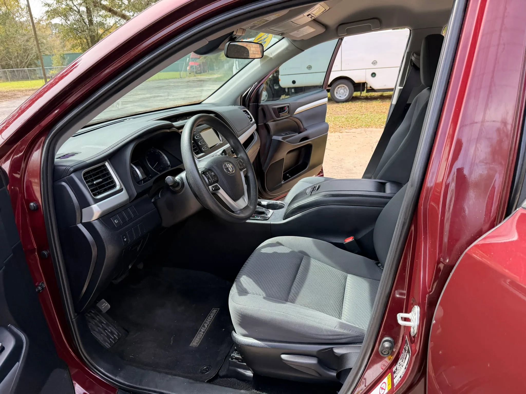Used 2019 Toyota Highlander LE image 14