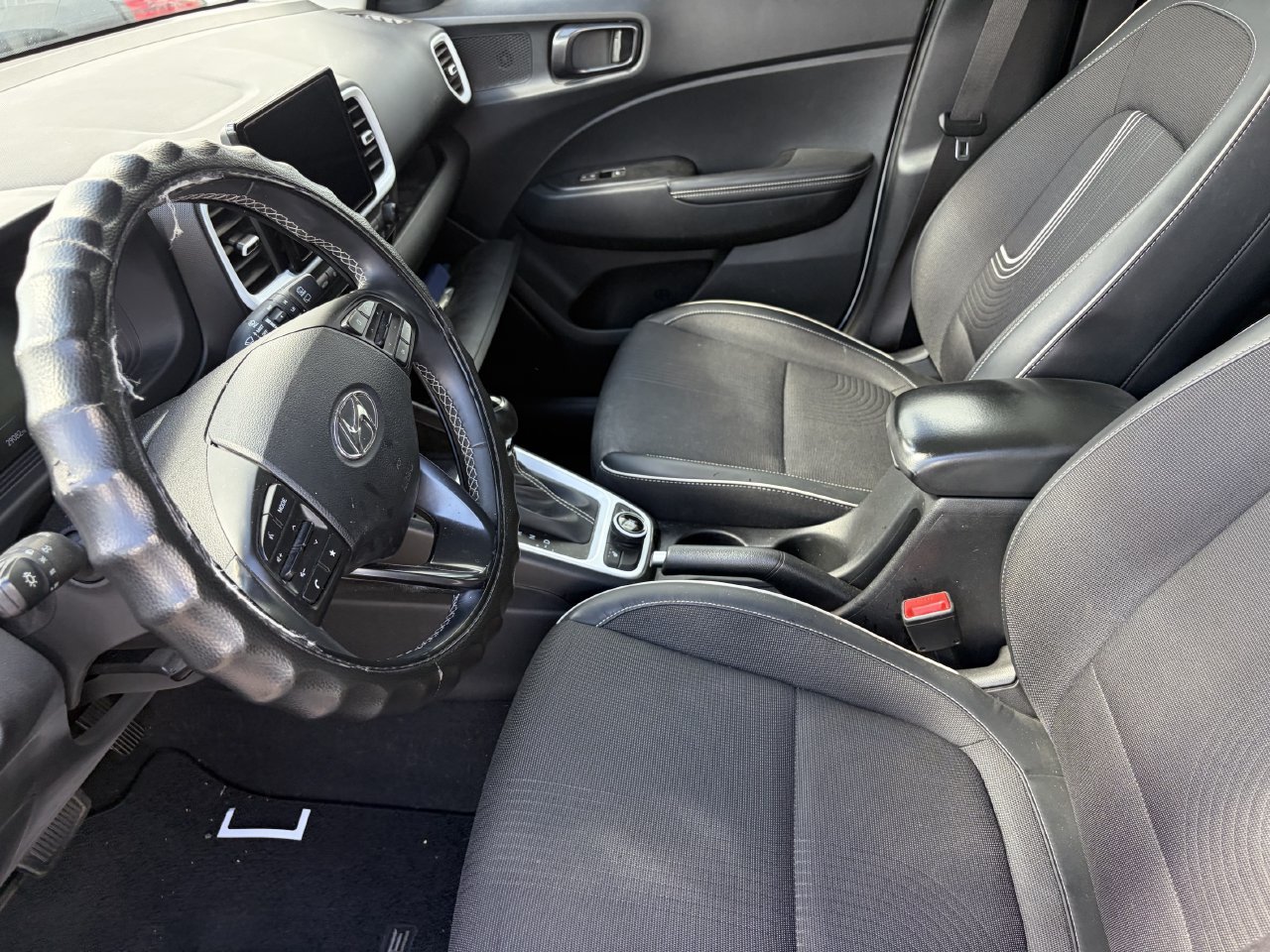 Used 2024 Hyundai Venue Limited FWD image 6