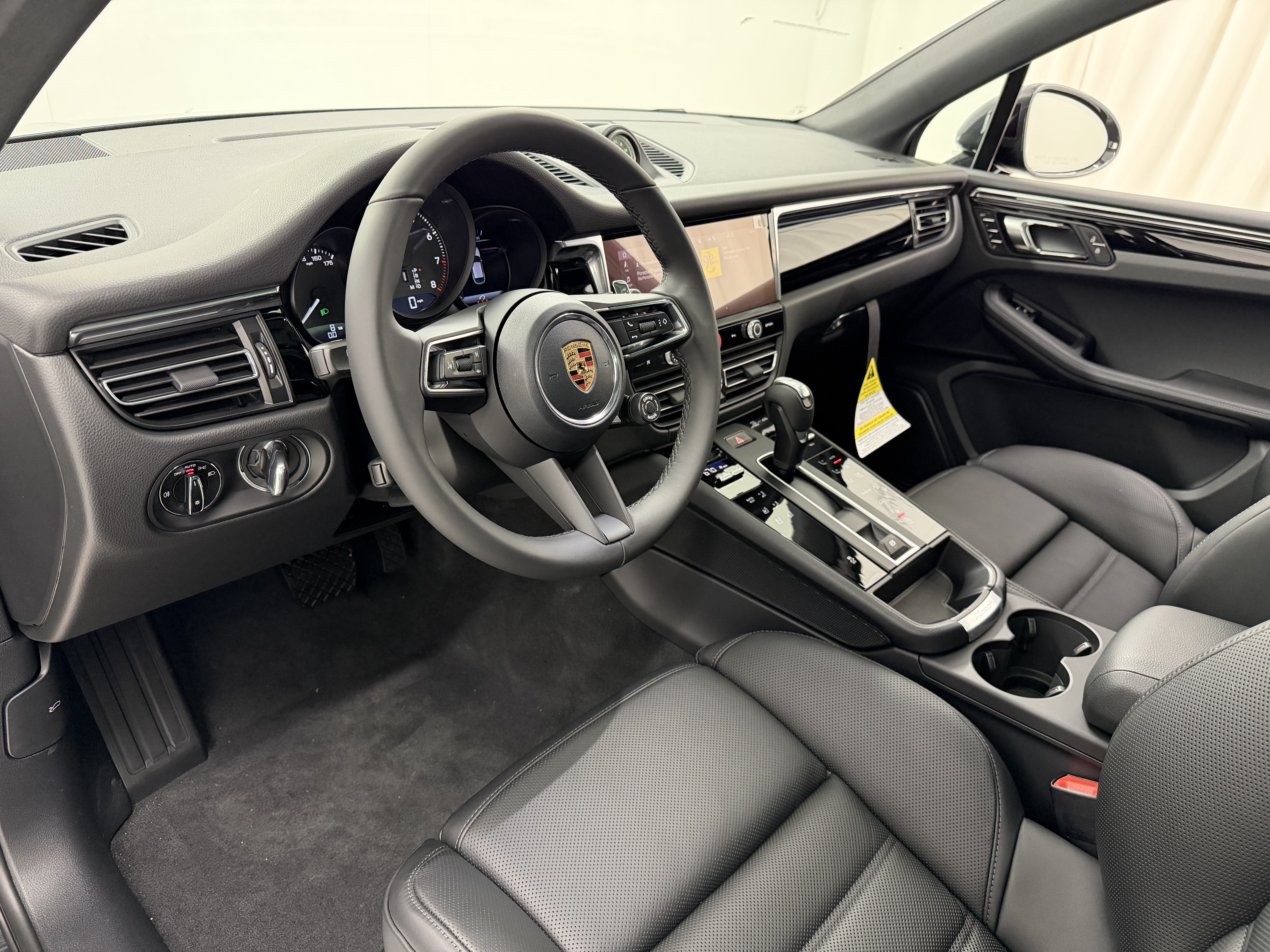 Certified 2026 Porsche Macan AWD/4WD image 26