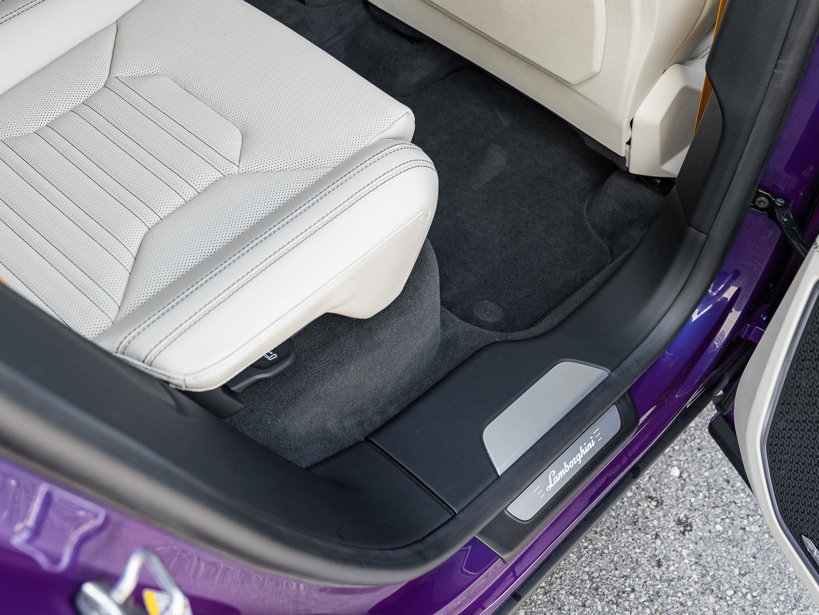 Used 2025 Lamborghini Urus SE image 60