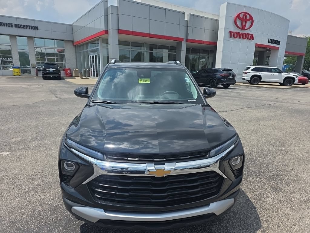 Used 2025 Chevrolet TrailBlazer LT AWD/4WD image 2