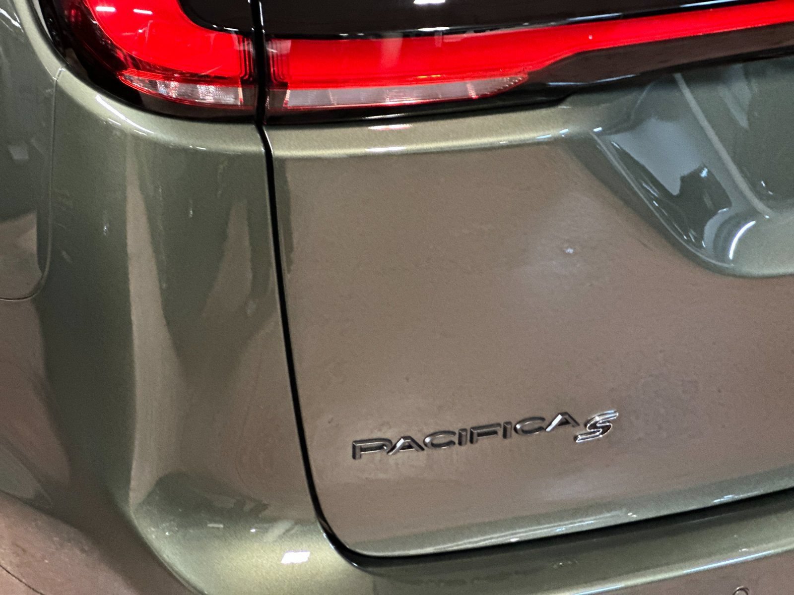 New 2027 Chrysler Pacifica Limited w/ Family Tech Group AWD/4WD image 27