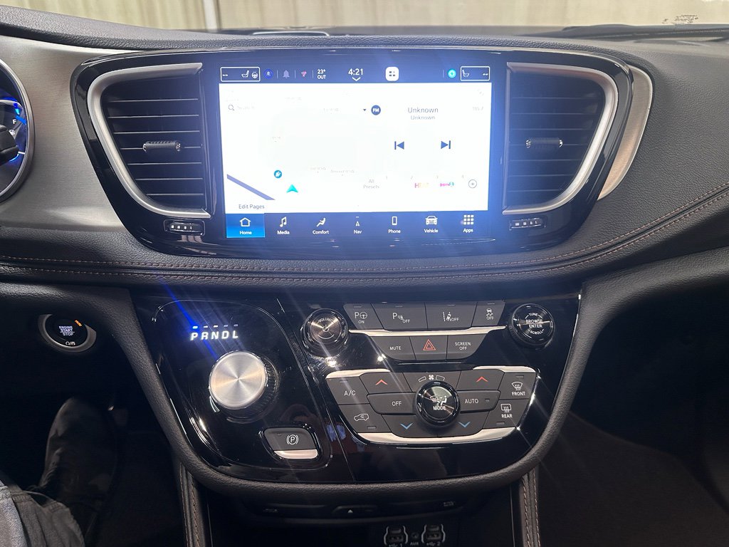 Used 2025 Chrysler Pacifica Pinnacle image 32