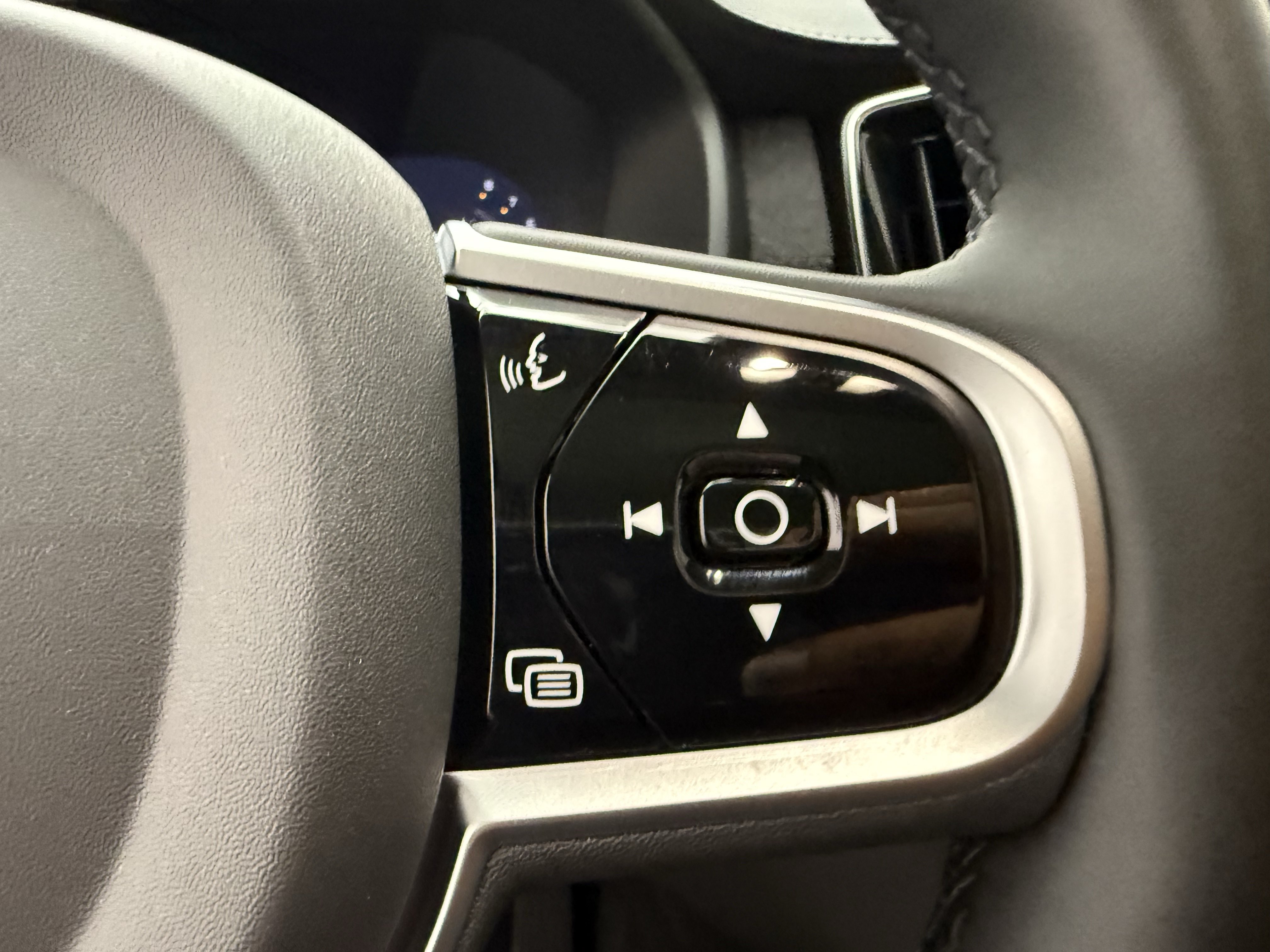 Certified 2025 Volvo XC90 B5 Plus w/ Protection Package Premier AWD/4WD image 18