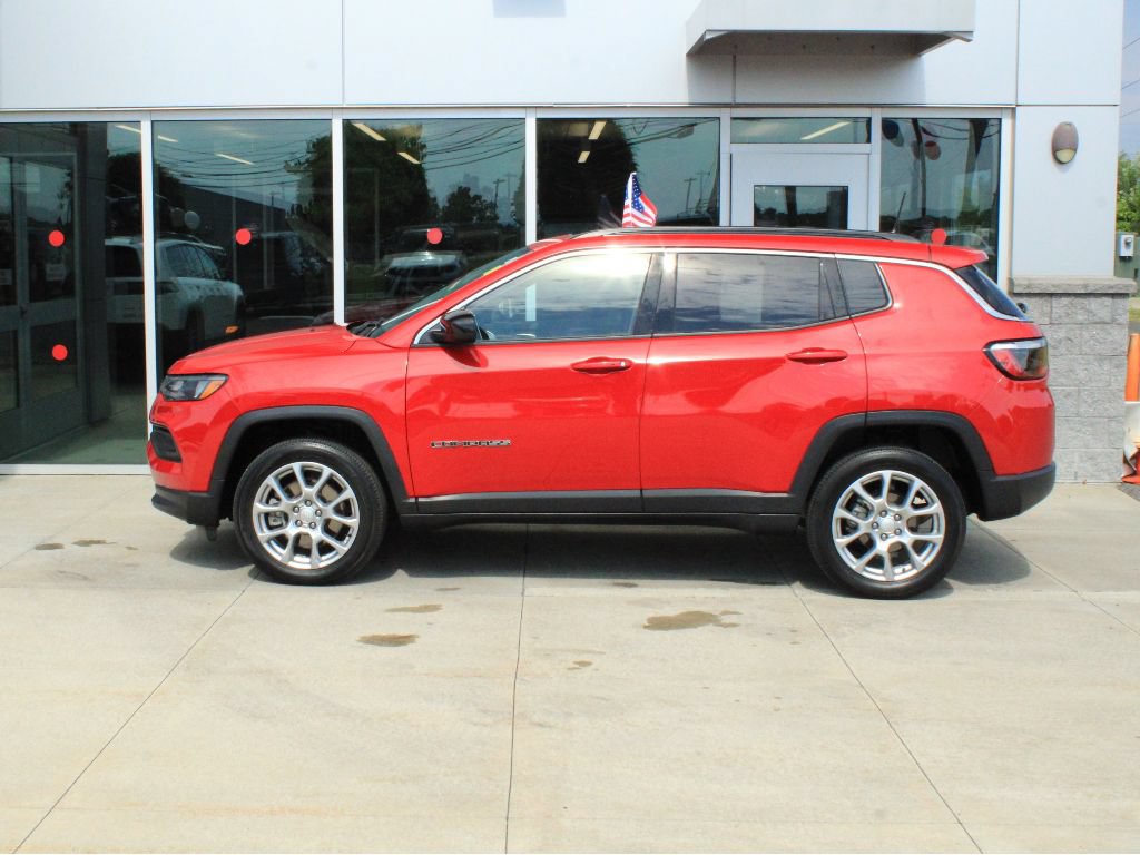 Certified 2023 Jeep Compass Latitude w/ Sun and Sound Group AWD/4WD image 5