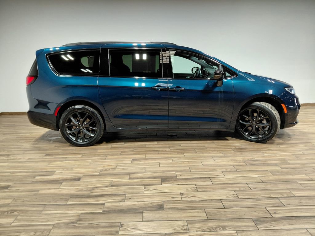 Used 2025 Chrysler Pacifica Limited w/ Trailer Tow Group AWD/4WD image 34