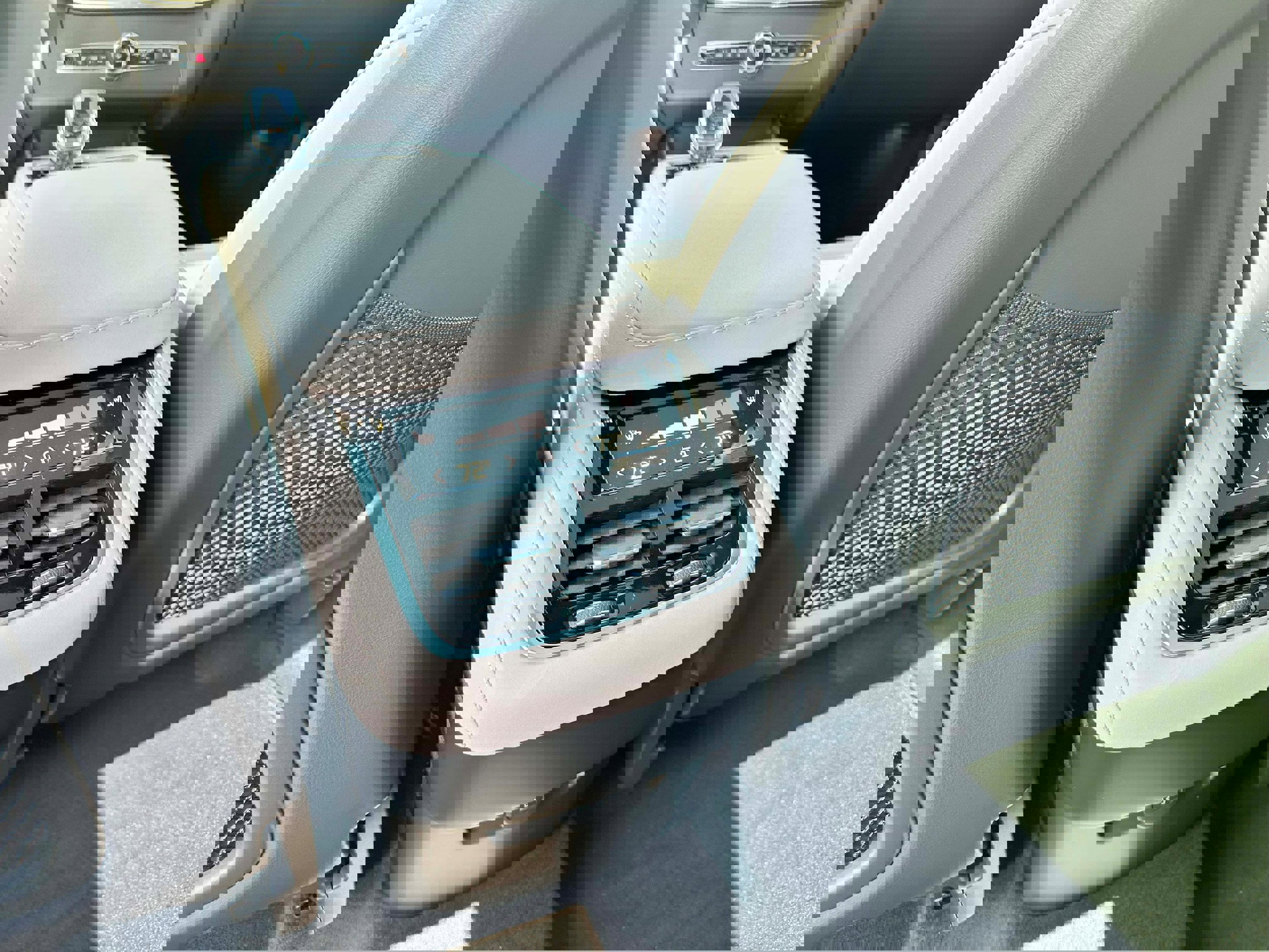 New 2026 Volvo XC90 B6 Plus w/ Protection Package Premier image 18