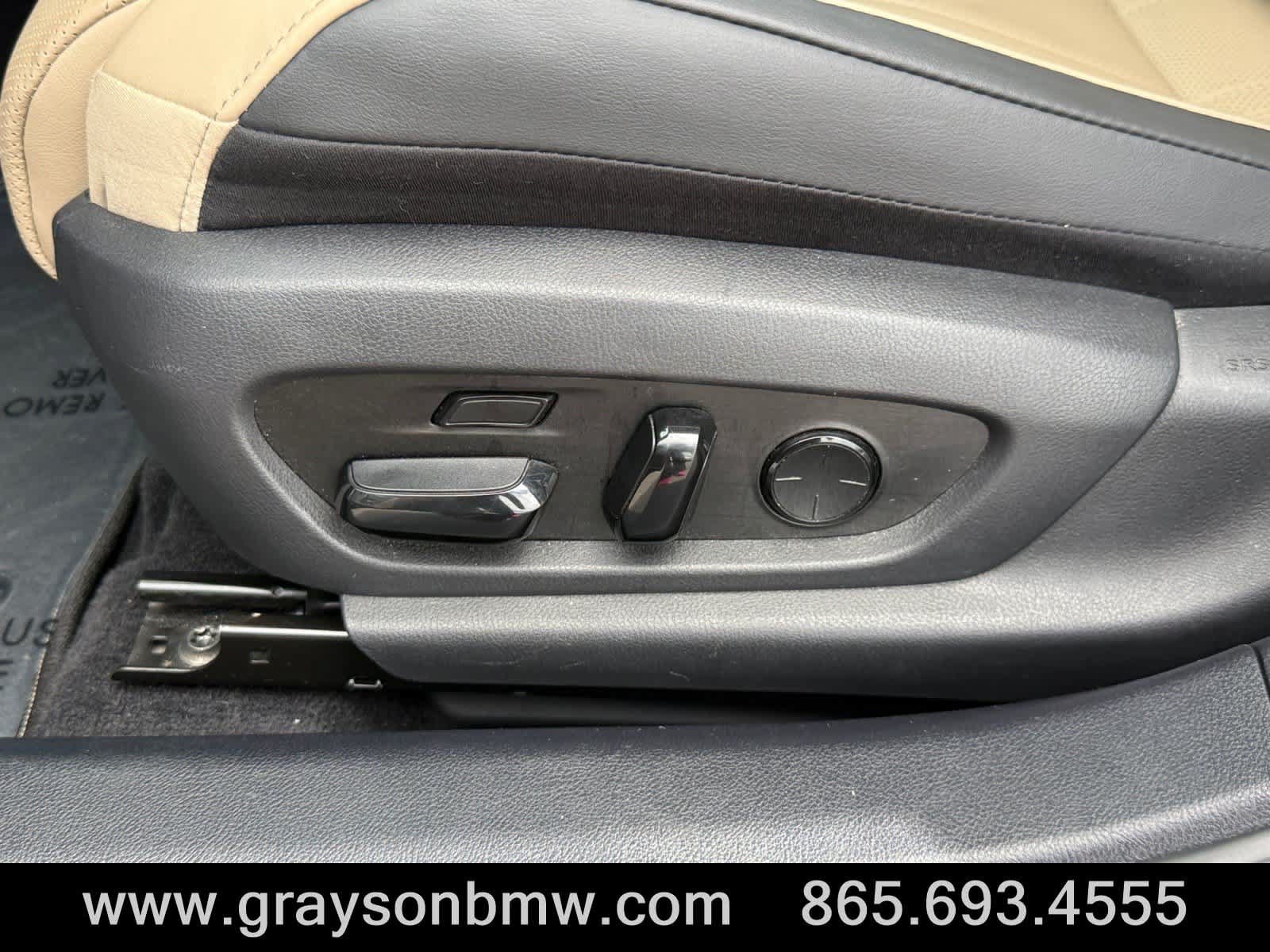 Used 2020 Lexus ES 300h Ultra Luxury w/ Accessory Package 2 FWD image 13