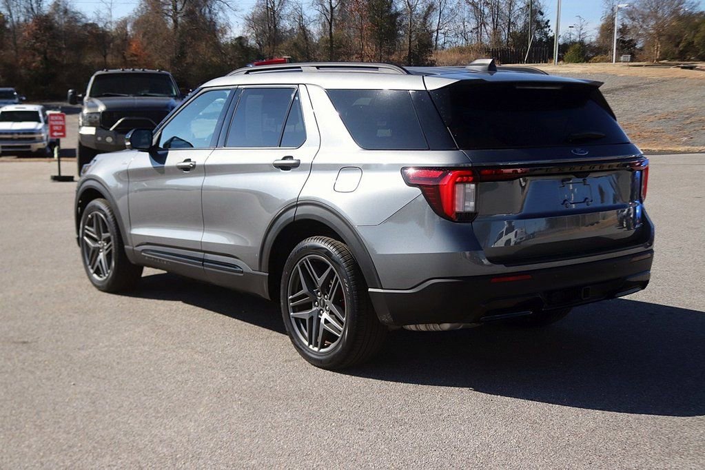 Used 2025 Ford Explorer ST-Line w/ ST-Line Street Pack AWD/4WD image 5