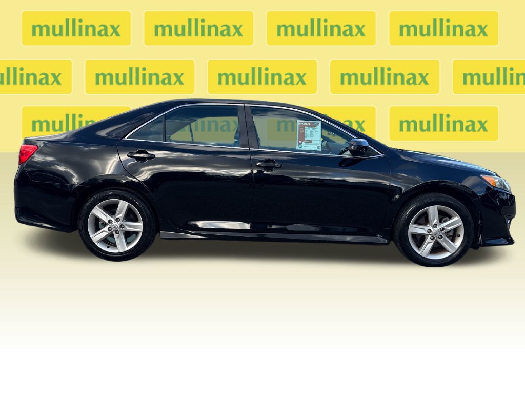 Used 2014 Toyota Camry SE FWD image 2