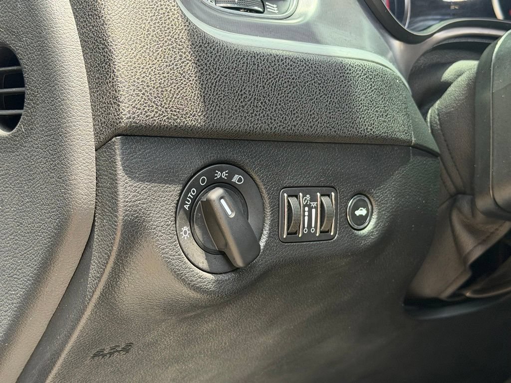 Used 2019 Dodge Charger SXT RWD image 24