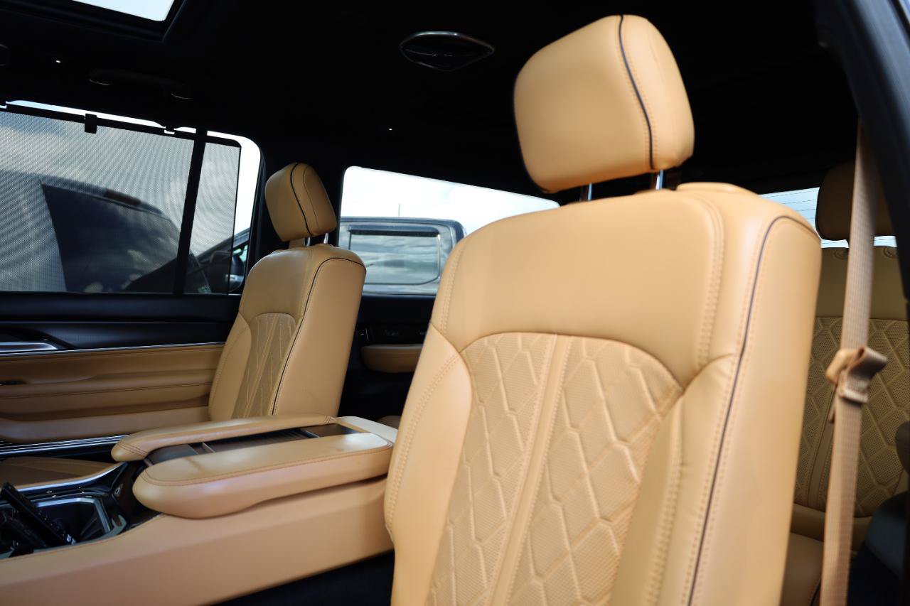 Used 2025 Jeep Grand Wagoneer Series III w/ Rear Seat Video Group 1 AWD/4WD image 17