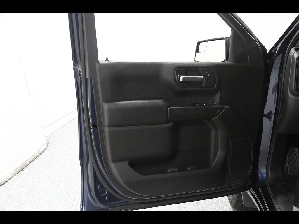 Used 2020 Chevrolet Silverado 1500 Custom w/ Custom Value Package AWD/4WD image 4