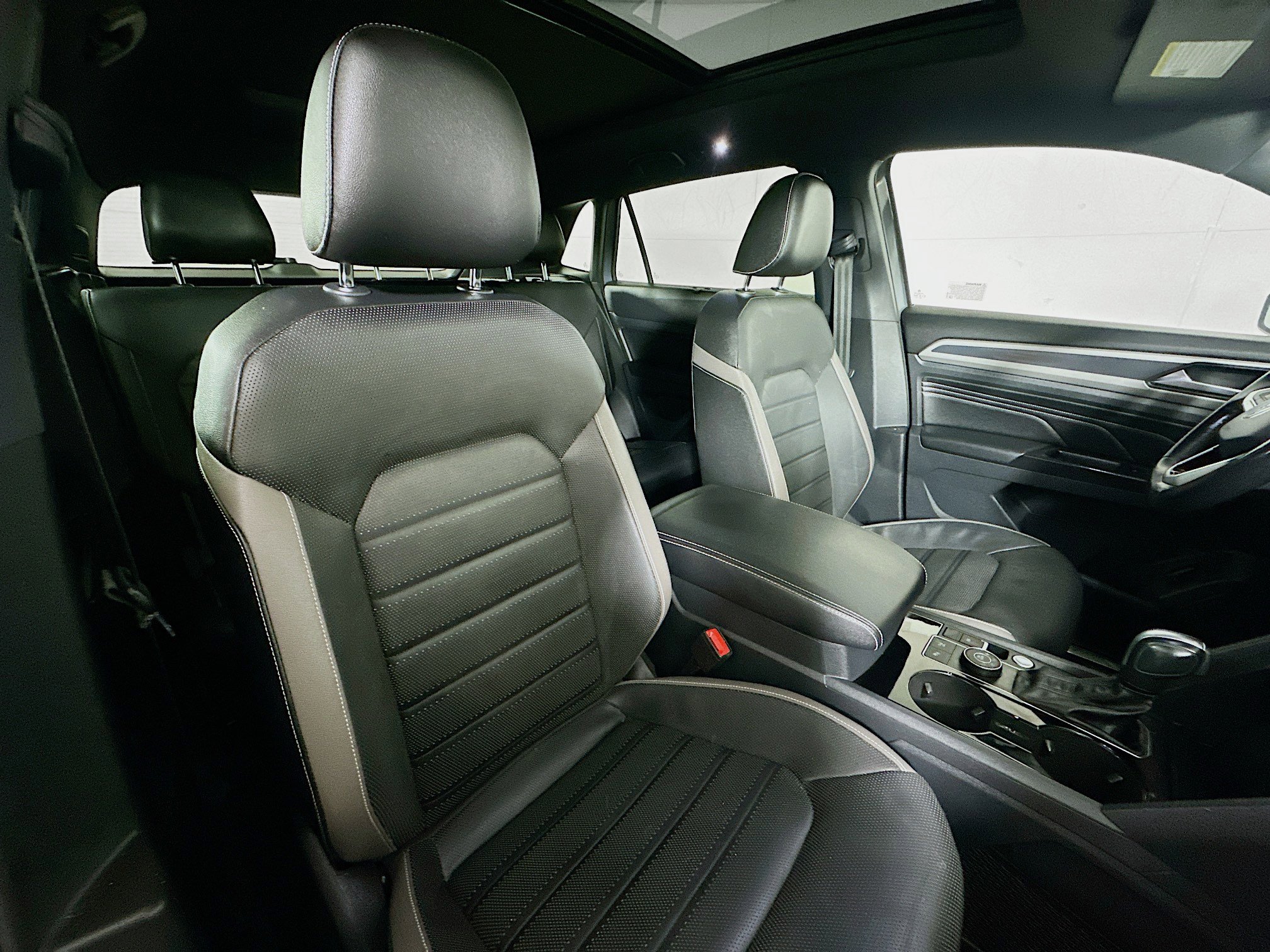 Used 2020 Volkswagen Atlas Cross Sport SEL Premium image 28