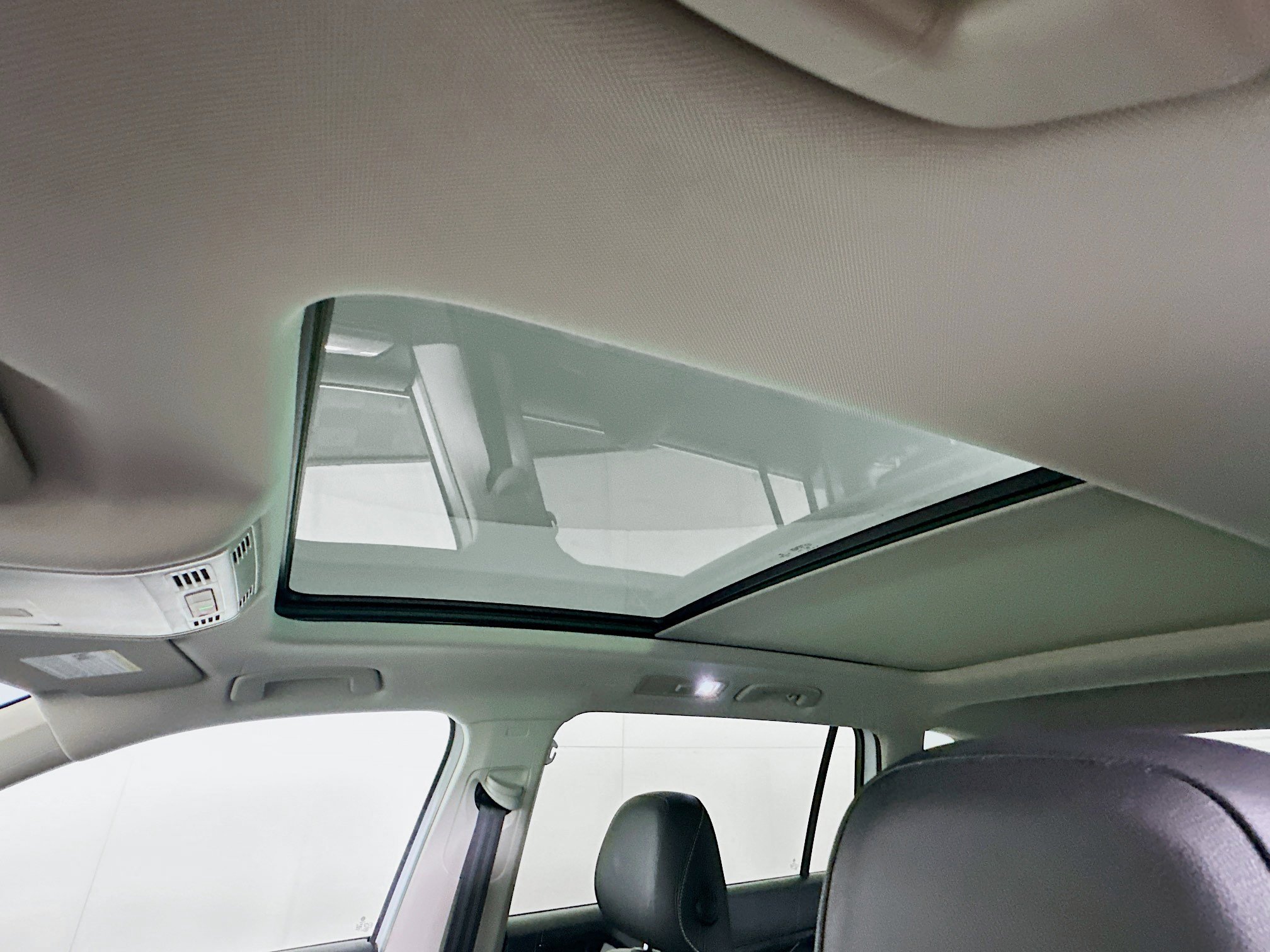 Used 2022 Volkswagen Tiguan SE w/ Panoramic Sunroof Package image 26