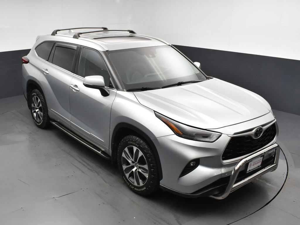 Used 2022 Toyota Highlander XLE AWD/4WD image 18