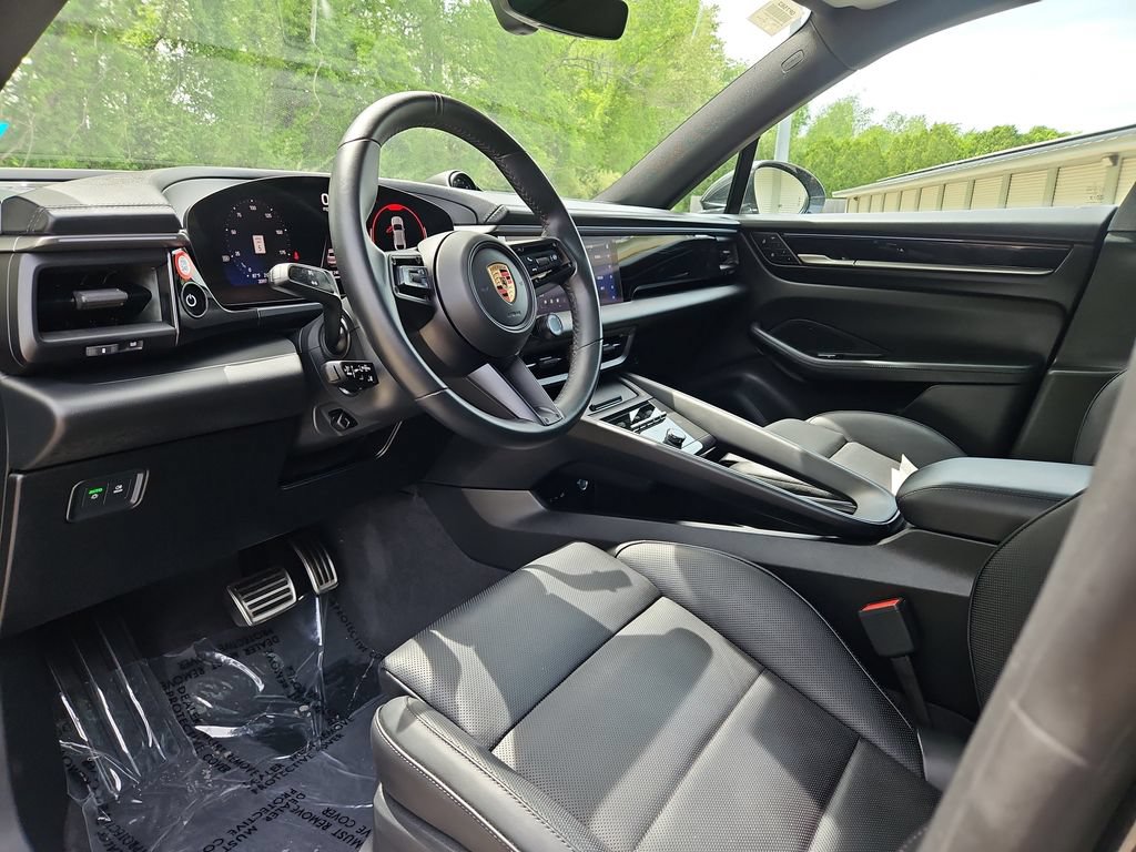 Certified 2025 Porsche Macan 4S Electric AWD/4WD image 4