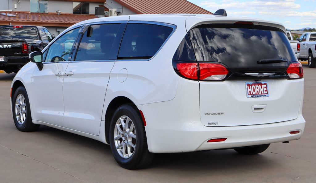 Used 2022 Chrysler Voyager LX FWD image 5